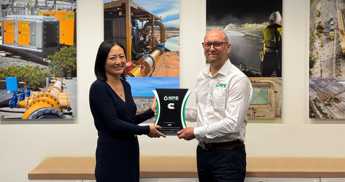 Annie Chu, Executive Managing Director - Cummins Asia Pacific, presents plaque to NPE General Manager Jeremy Collins