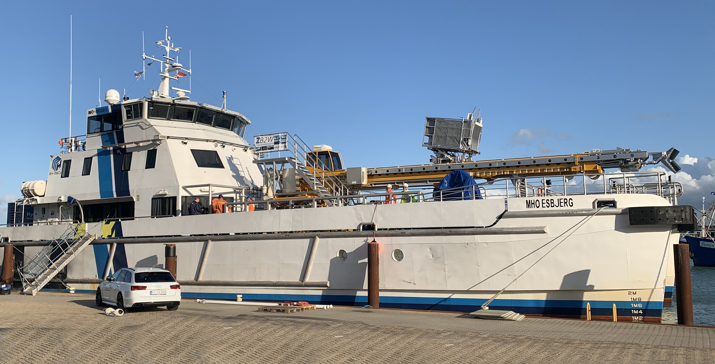MHO Exbjerg with the Z-bridge installed on the fore deck