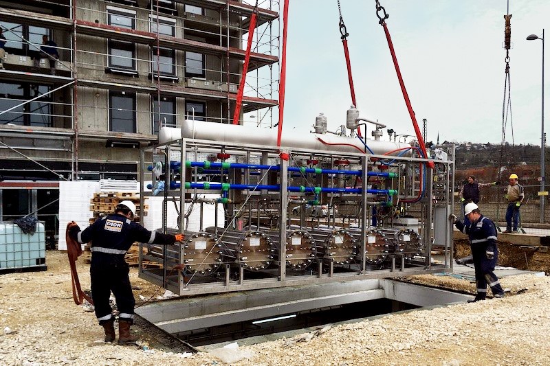 Lifting the Cummins HySTAT® 100-10 into the underground energy center