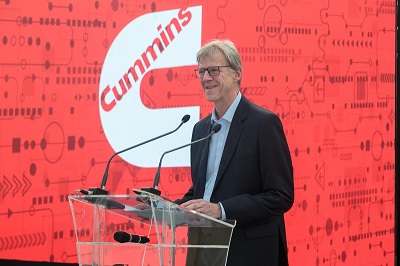 Luis Pasquotto, President of Cummins Brazil, speaks at the inauguration ceremony. 