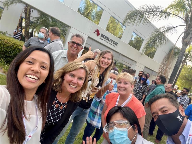 employees smiling at Cummins-Meritor event