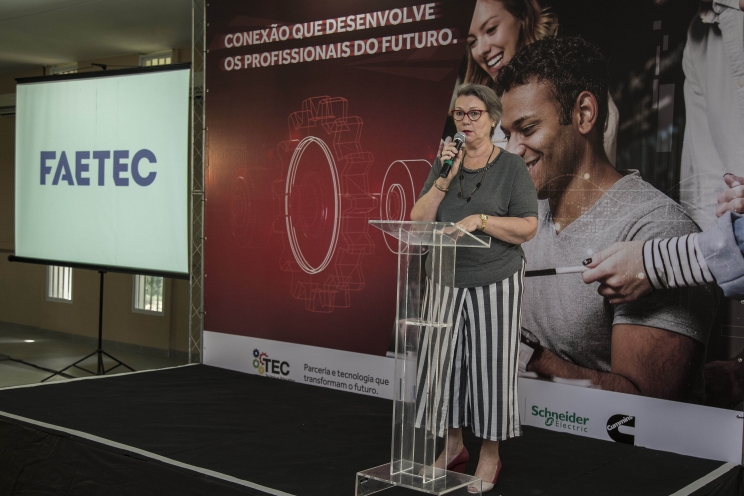 Rogéria Varella Almeida, coordinator of FAETEC, the educational institution that supports Cummins TEC, addresses a ceremony to celebrate the start of the initiative.