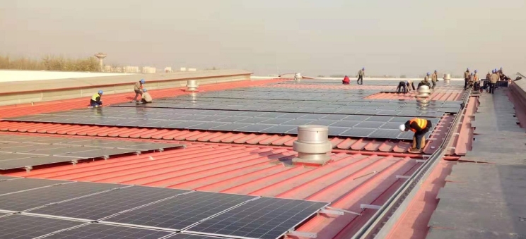 Crews started installing a new solar array atop the Beijing Foton Cummins Engine Company in China last month.