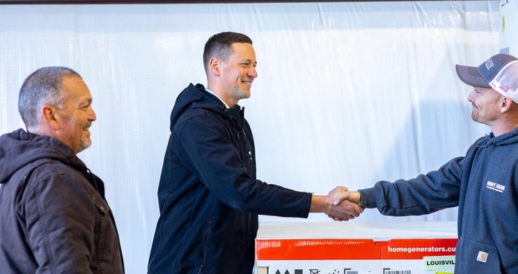 HSB dealer shaking hands with Cummins representative