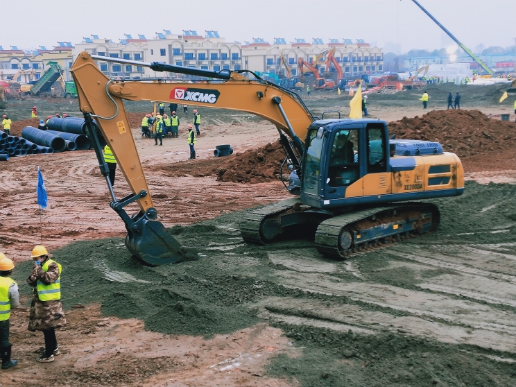 An excavator powered by a Cummins engine helps build one of the emergency hospitals to fight COVID-19 in Wuhan.