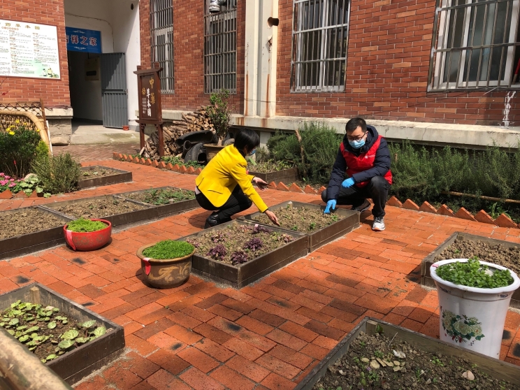 Cummins Generator Technologies employees in Wuxi, China, help prepare a school for reopening as the country recovered earlier this year from the COVID-19 crisis.