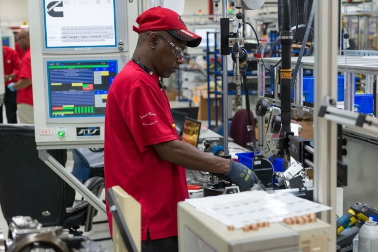 Remanufacturing centers like the one in Memphis, Tennessee (USA), return Cummins’ engines and parts to productive use, keeping them out of landfills. In addition, the practice saves the energy needed to build new products.