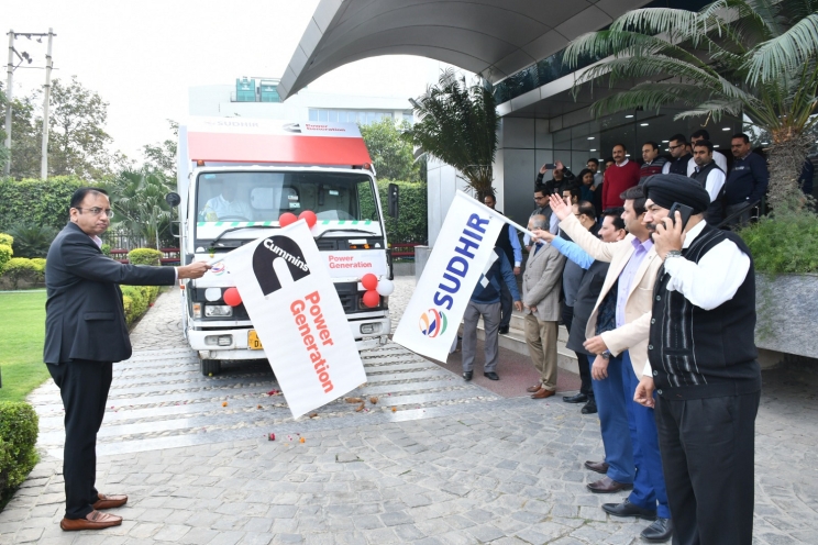 Mr. Manoj Nair, Power Generation Business Leader, Cummins India Ltd, along with the teams from Cummins and Sudhir Power Ltd. flagging off the roadshow