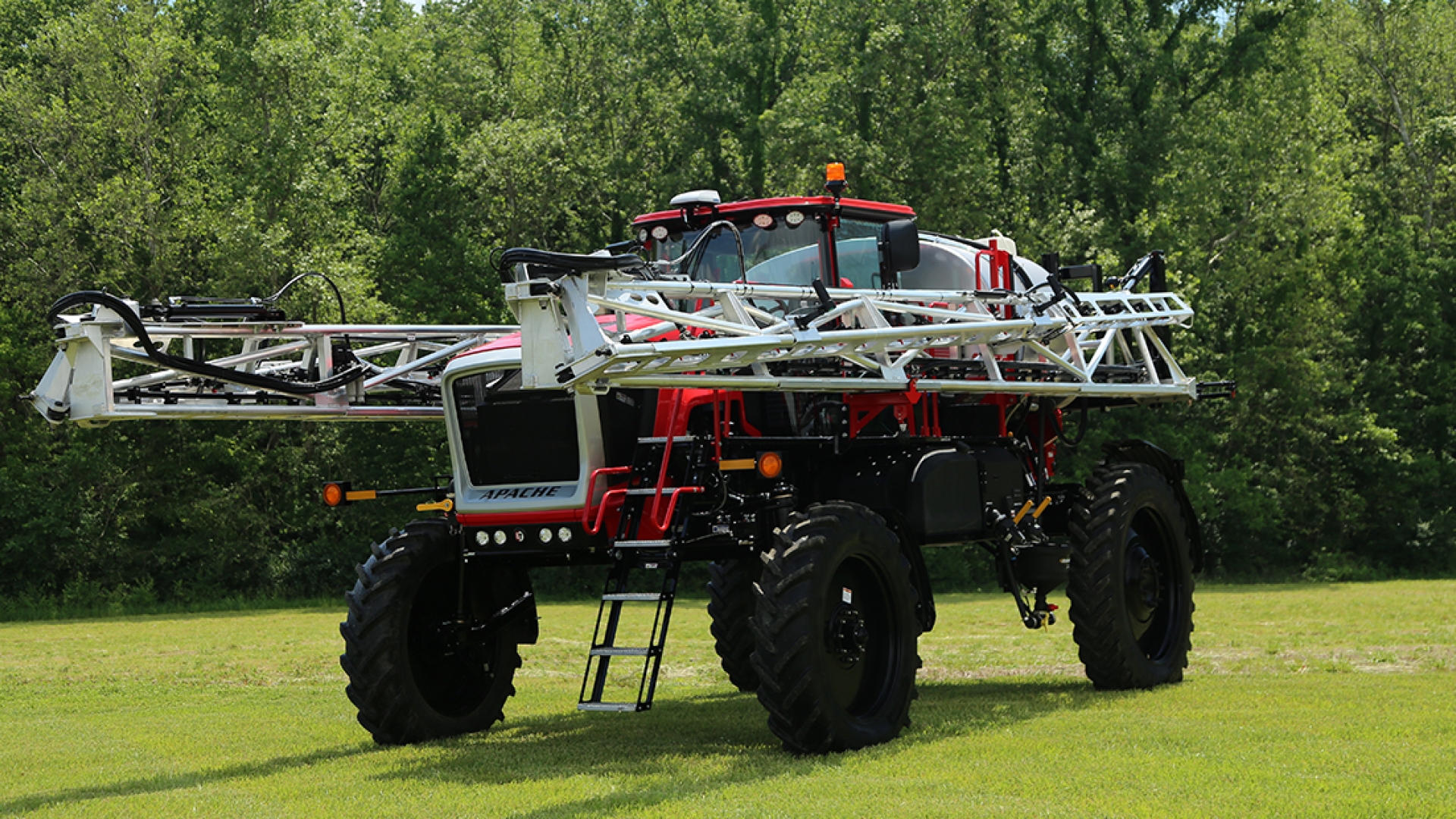 The Apache AS 1250 XP sprayer with a B6.7 Cummins Performance Series engine Apache AS 1250 XP sprayer with a B6.7 Cummins Performance Series engine