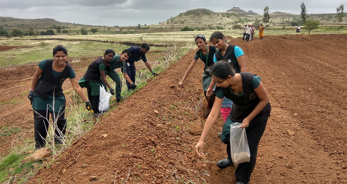 Cummins employees in Maharashtra, India, help build bunds to capture water. Cummins employees in Maharashtra, India, help build bunds to capture water.