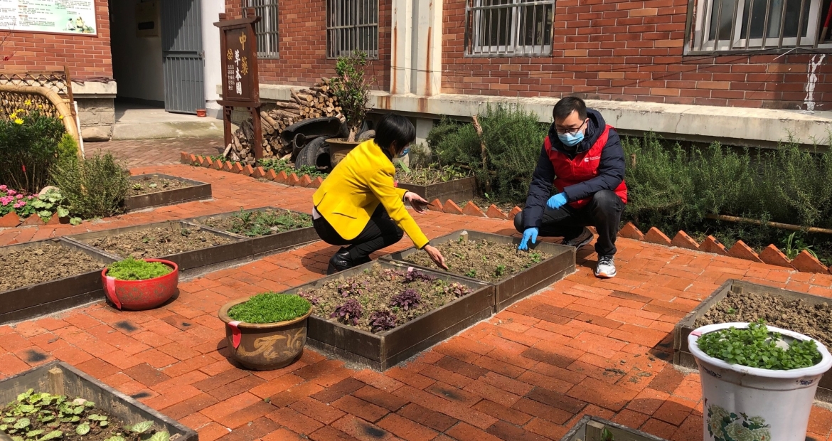 Cummins Generator Technologies employees in Wuxi, China, help prepare a school for reopening as the country recovered earlier this year from the COVID-19 crisis.