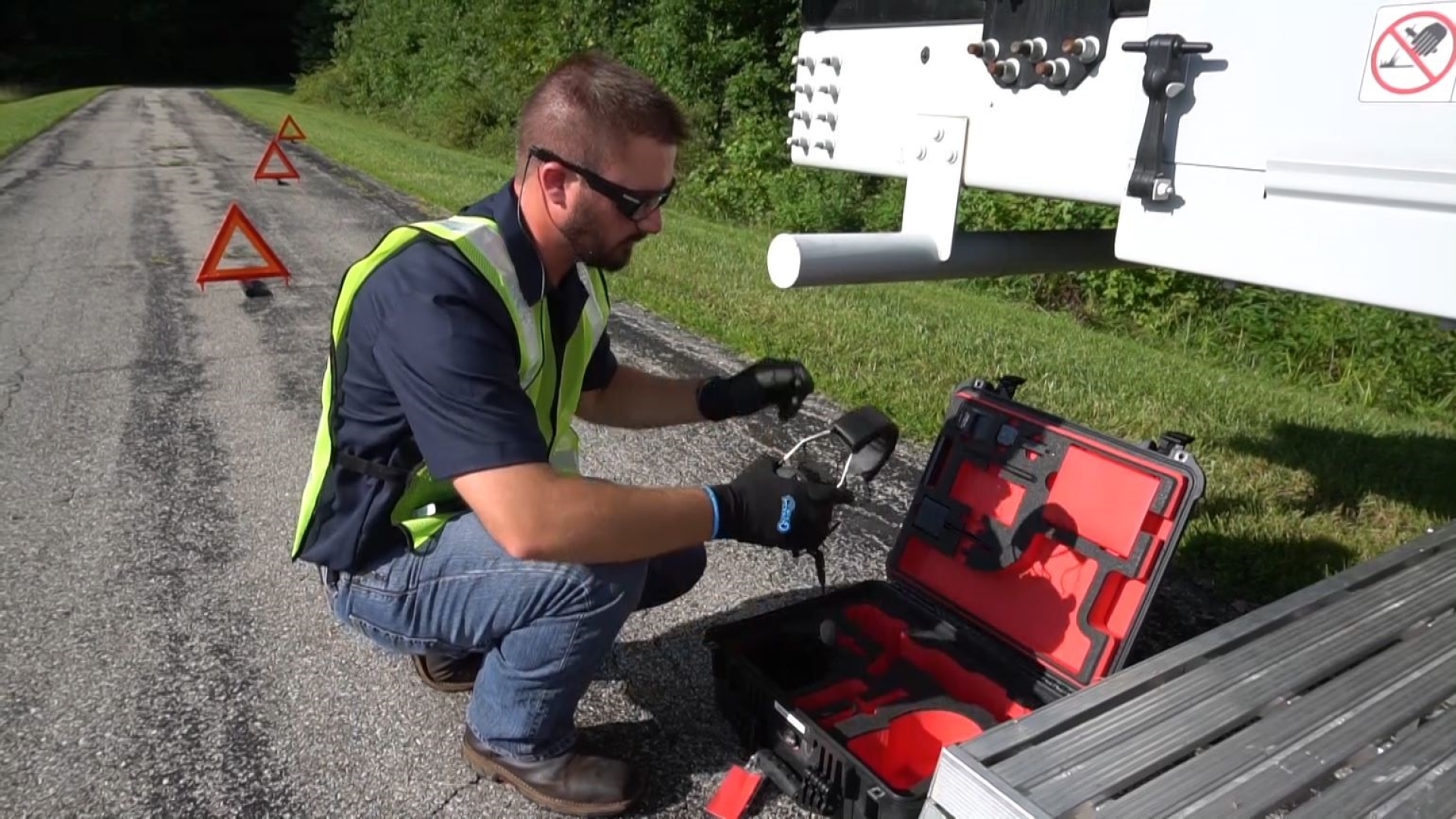 Cummins Sales and Service technicians can work collaboratively with experts many miles away using RemoteConnect. Cummins Sales and Service technicians can work collaboratively with experts many miles away using RemoteConnect.