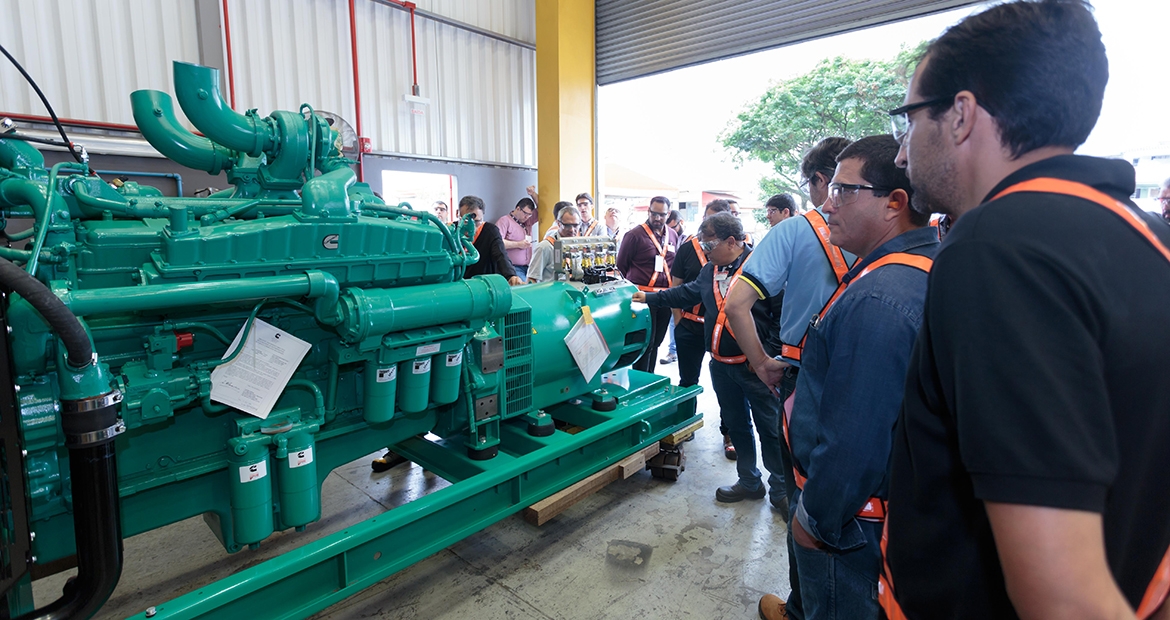 Fly-in Brazil provided a dynamic setting for the exchange of information between the participants and Cummins’ engineers and specialists. Fly-in Brazil provided a dynamic setting for the exchange of information between the participants and Cummins’ engineers and specialists.