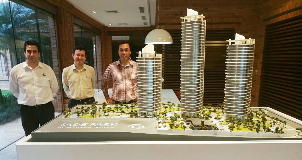 Cummins Paraguay Sales Representative Gerardo Gundersheimer (left) meets with Jade Park project managers. Cummins Paraguay Sales Representative Gerardo Gundersheimer (left) meets with Jade Park project managers.