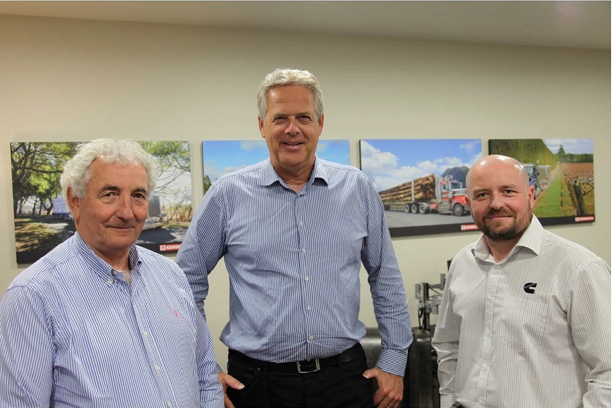 Maarten Durent with Cummins NZ automotive business manager Eric Carswell (left) and Cummins South Pacific area director Dan Gallagher.