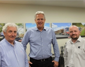 Maarten Durent with Cummins NZ automotive business manager Eric Carswell (left) and Cummins South Pacific area director Dan Gallagher.